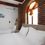 Buzi Hotel 3*