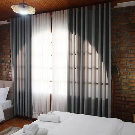 Boutique Buzi فندق بيرات